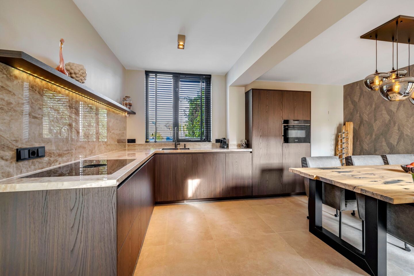 Tussenwoning te koop: Maarten Trompstraat 37, Hellevoetsluis