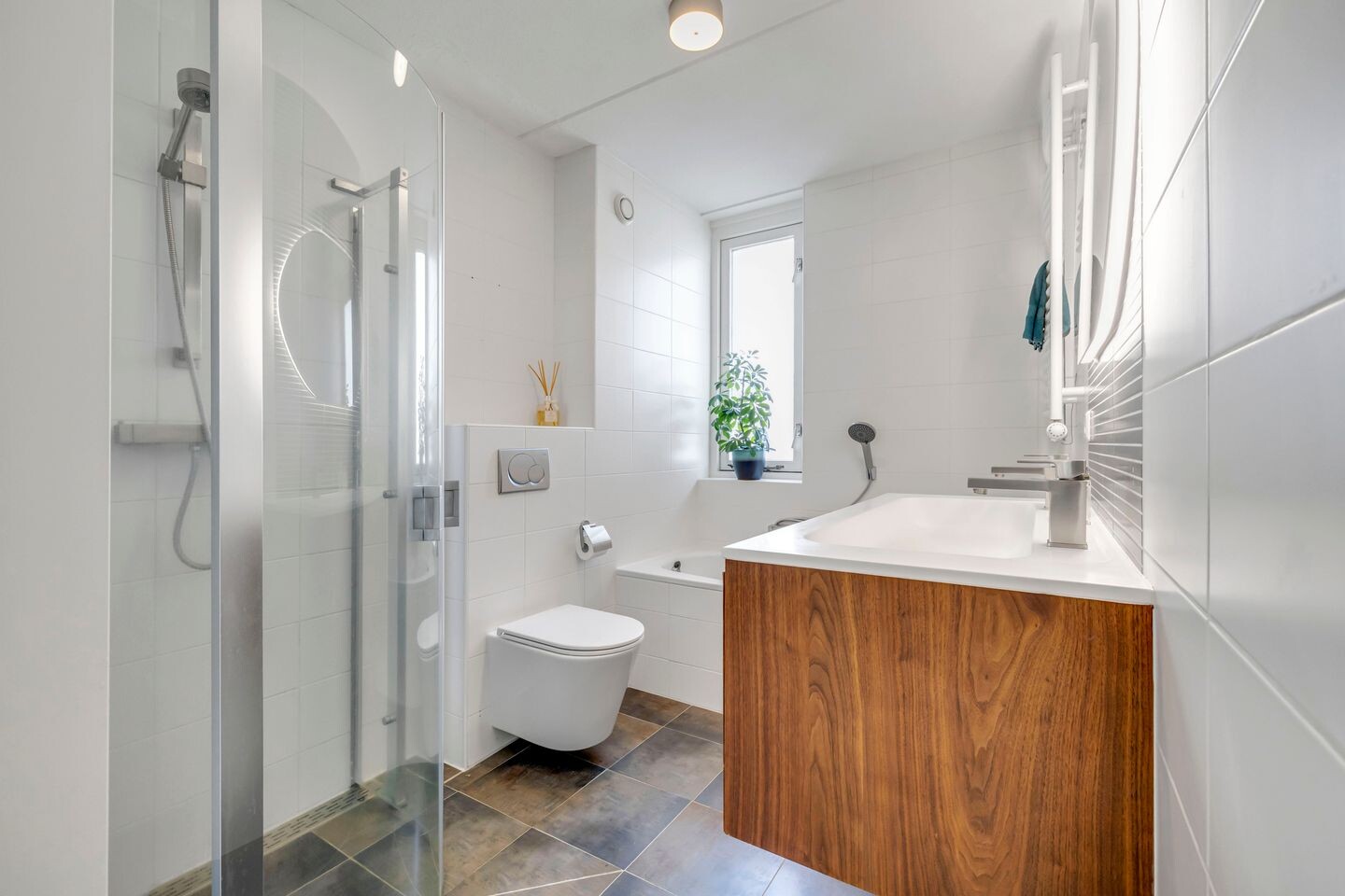 Tussenwoning te koop: Maarten Trompstraat 37, Hellevoetsluis