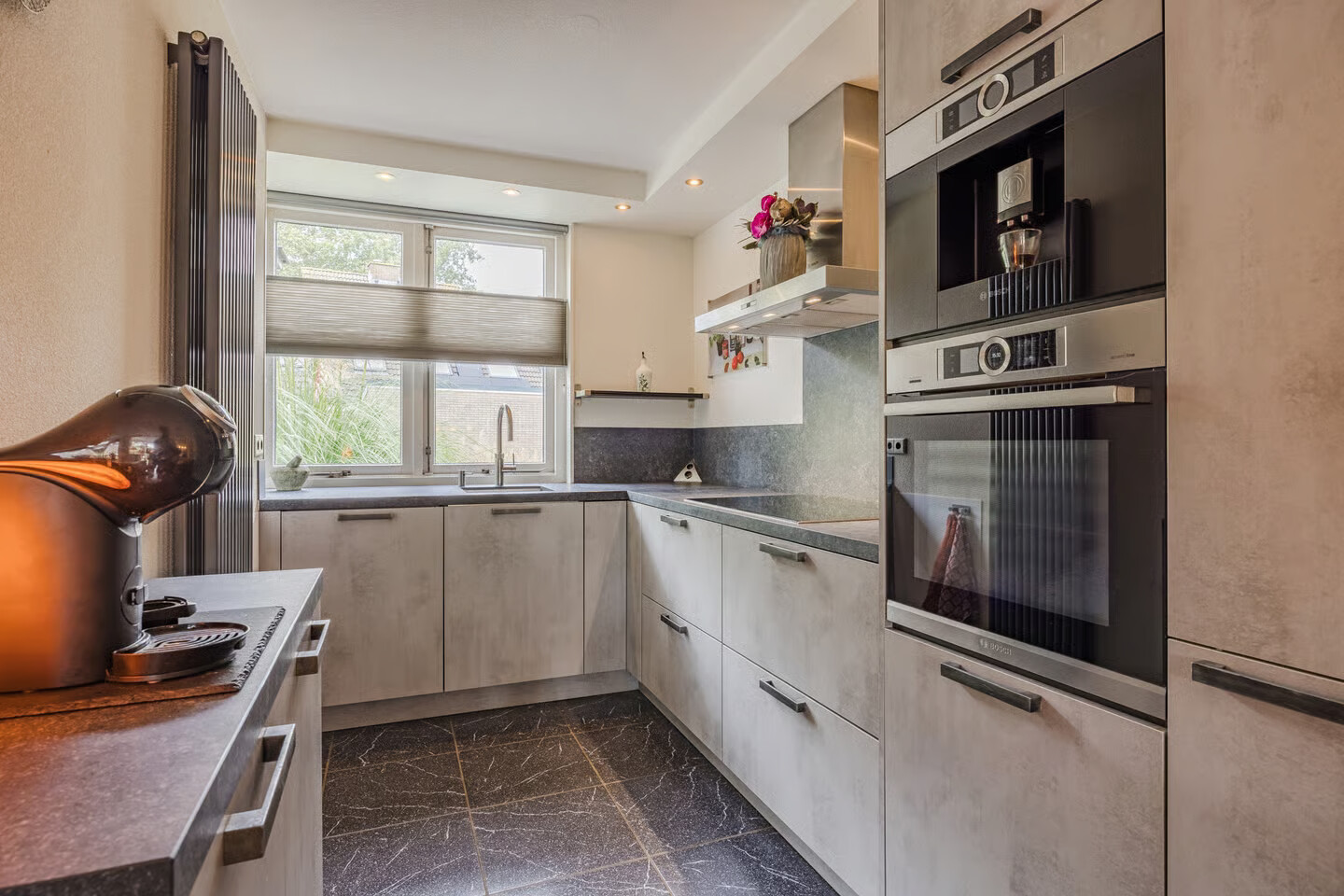 Tussenwoning te koop: Witte de Withplein 10, Hellevoetsluis