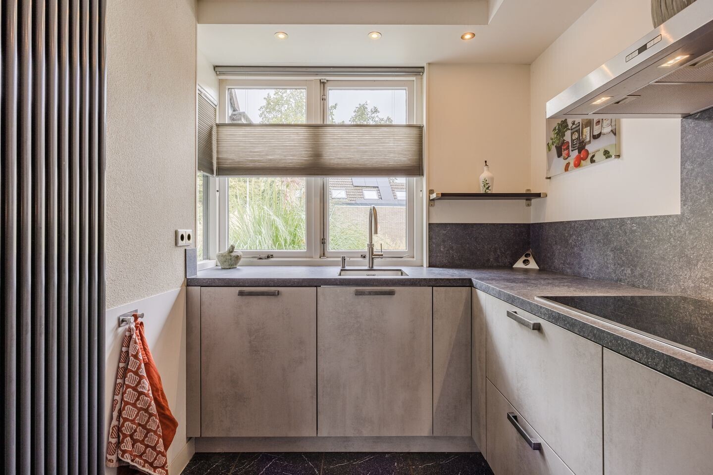 Tussenwoning te koop: Witte de Withplein 10, Hellevoetsluis