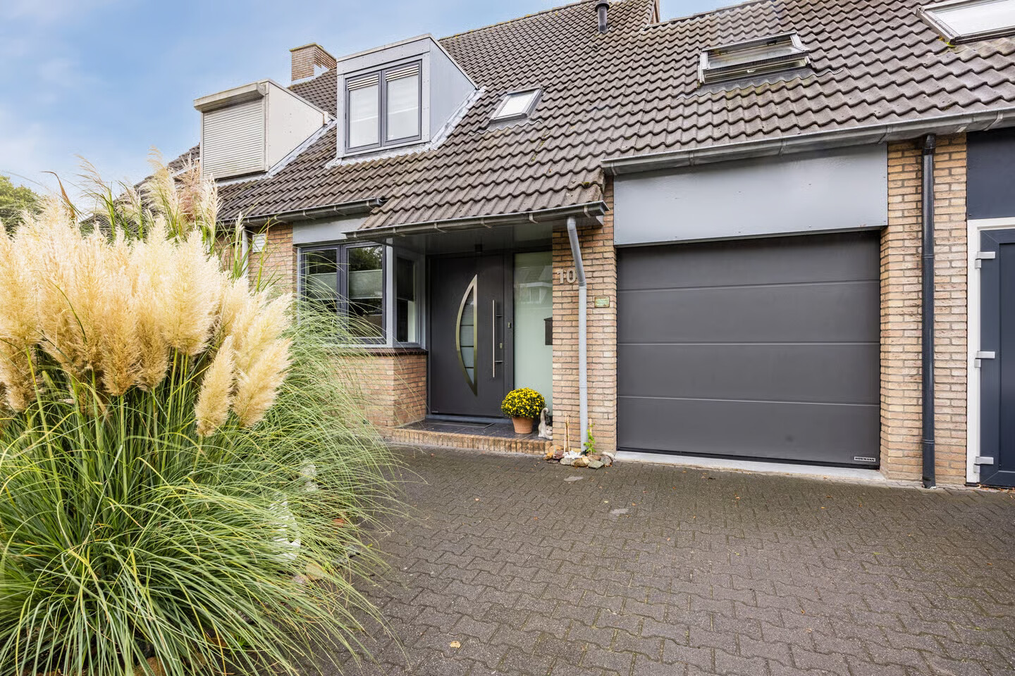 Tussenwoning te koop: Witte de Withplein 10, Hellevoetsluis