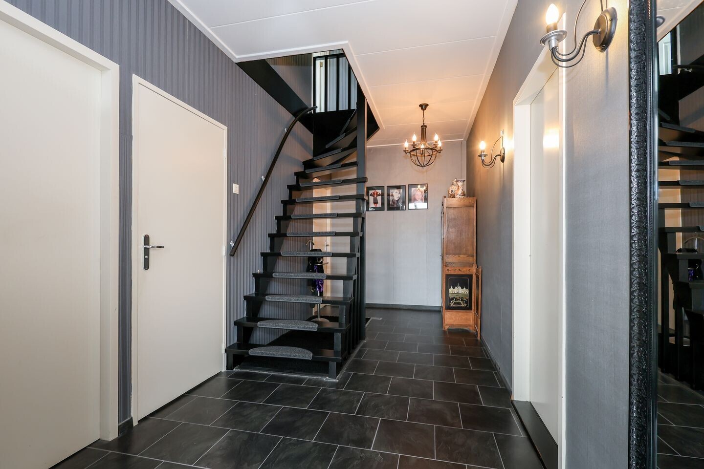 Twee-onder-één-kap te koop: Stationsweg 39, Oostvoorne
