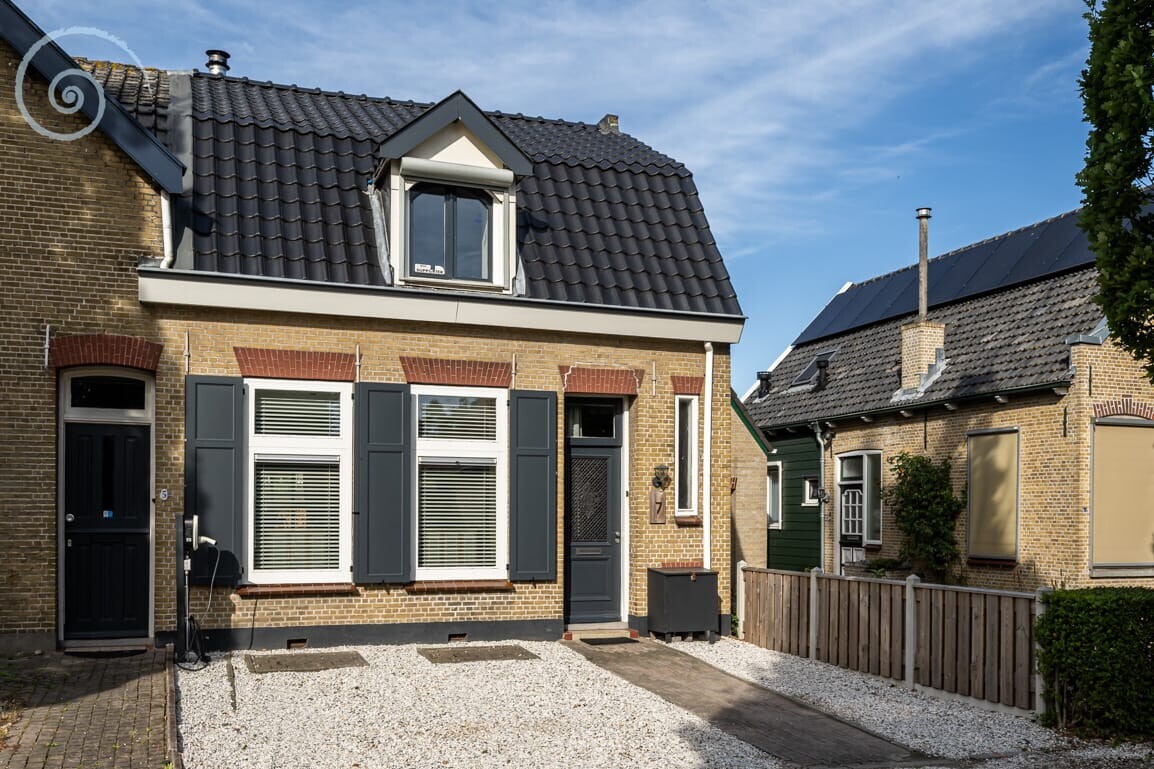 Hoekwoning te koop: Julianalaan 7, Dirksland