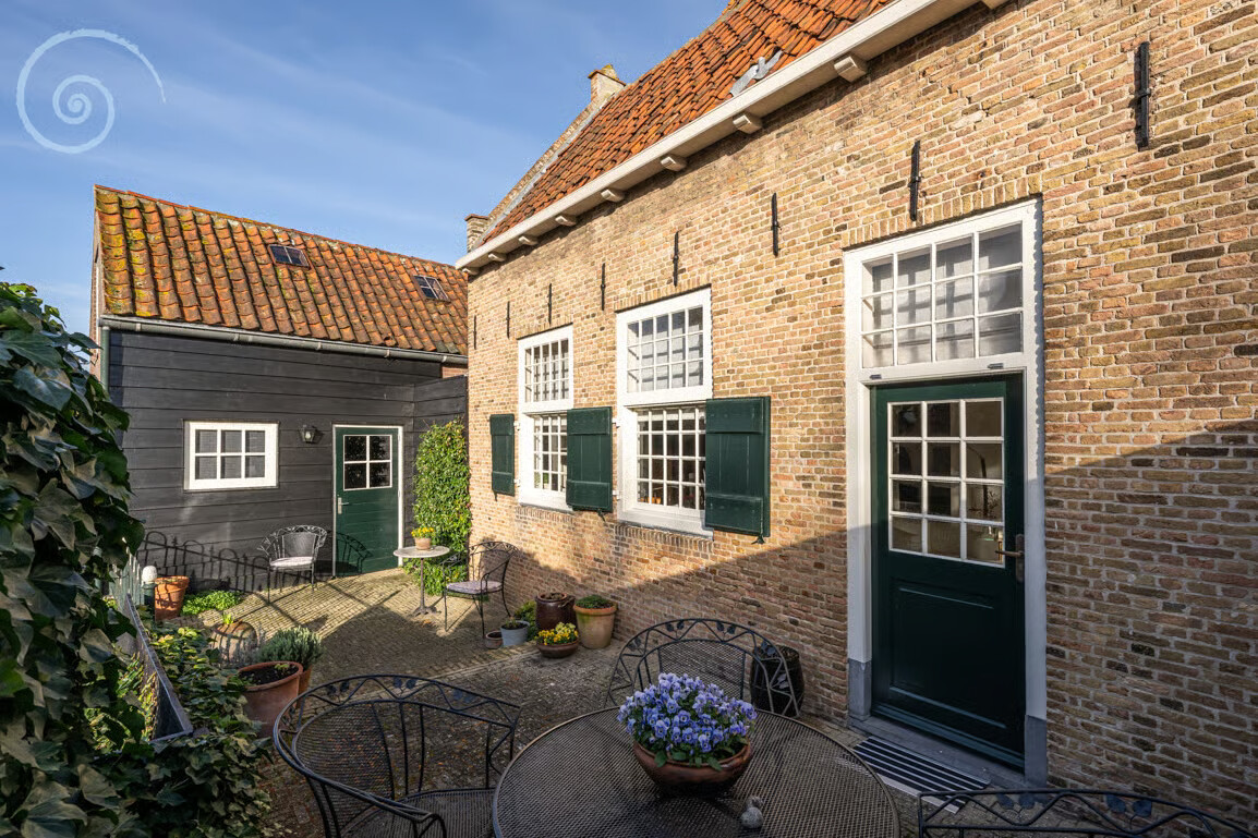 Tussenwoning te koop: Markt 6, Goedereede