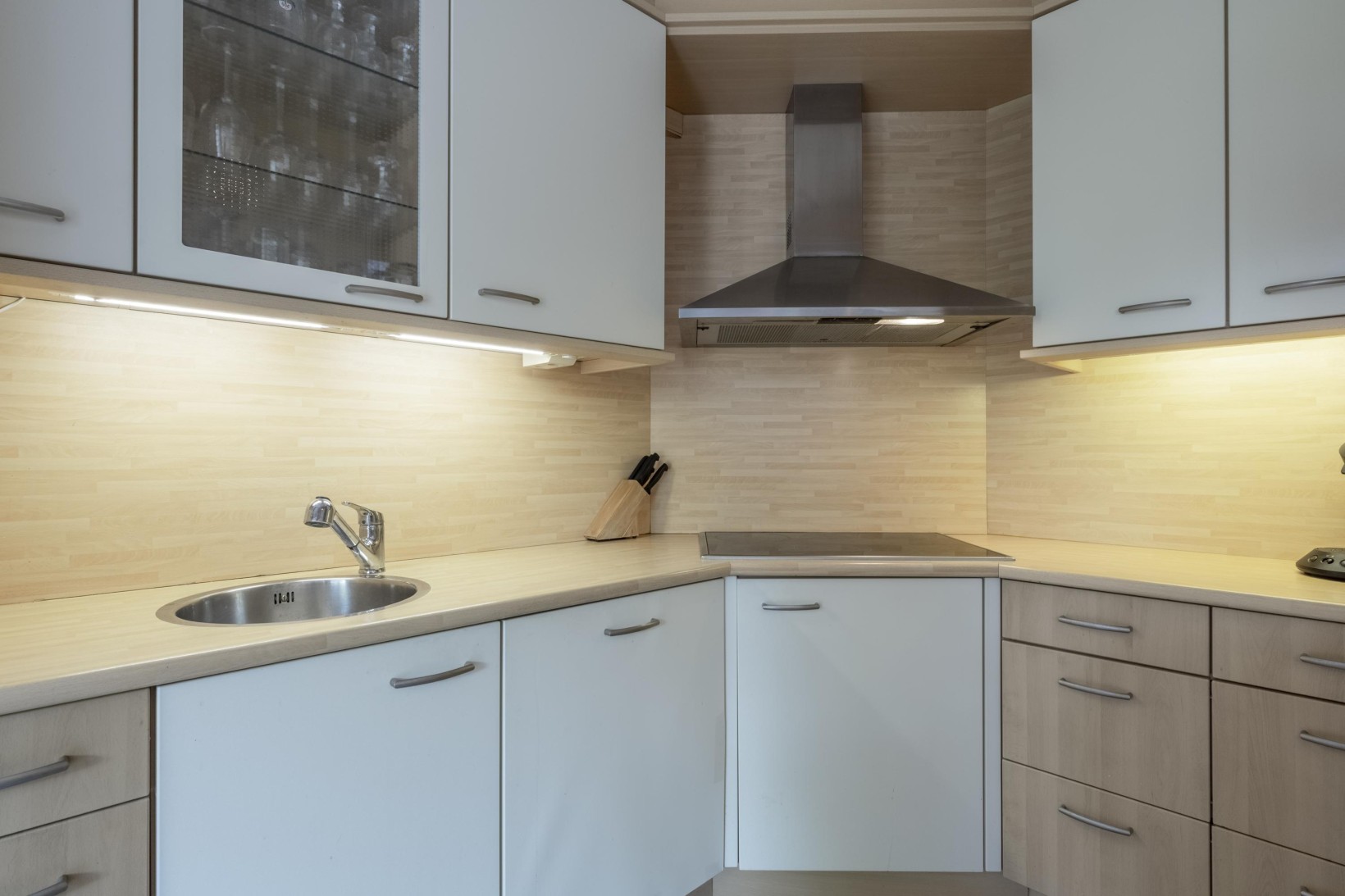 Hoekwoning te koop: W. van Vlietstraat 1, Oud-Beijerland