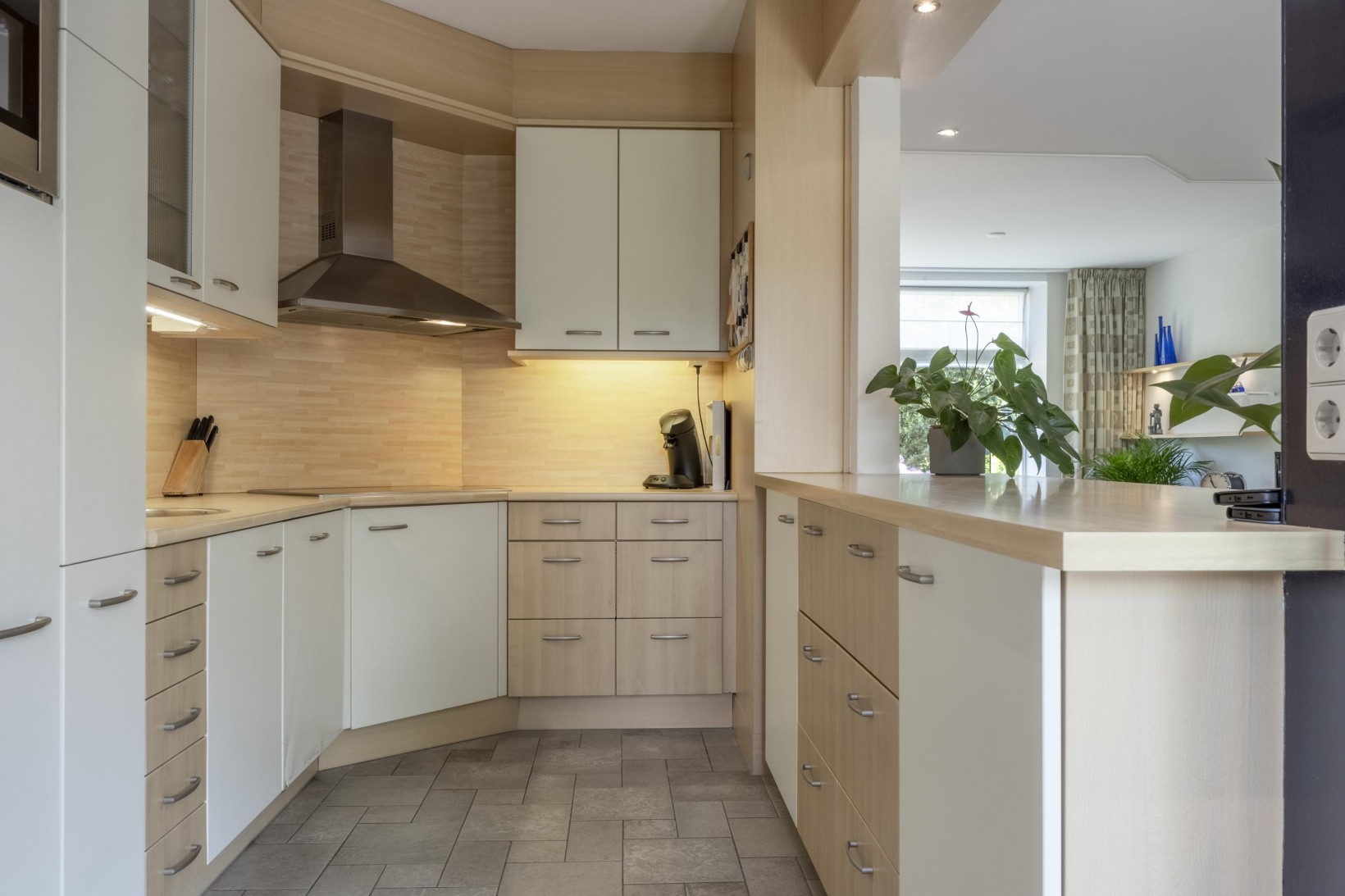 Hoekwoning te koop: W. van Vlietstraat 1, Oud-Beijerland