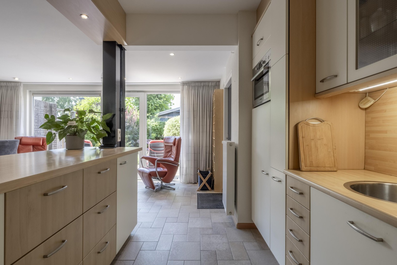 Hoekwoning te koop: W. van Vlietstraat 1, Oud-Beijerland