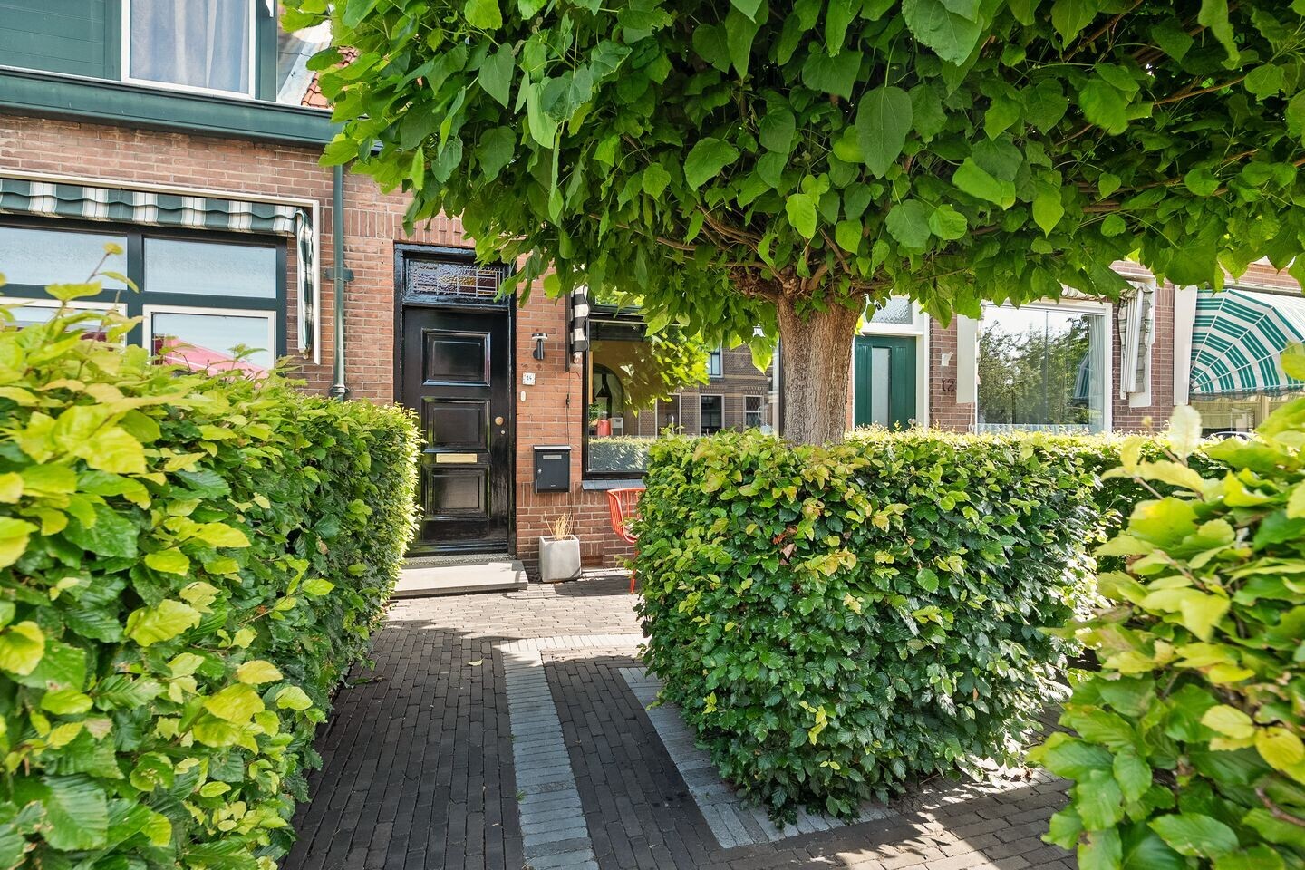 Tussenwoning te koop: Admiraal de Ruyterstraat 14, Oud-Beijerland