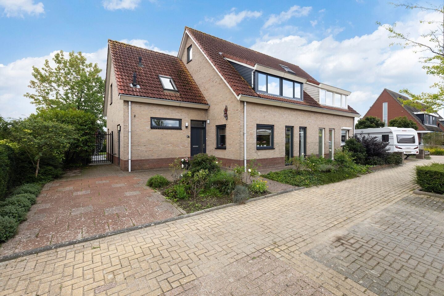 Twee-onder-één-kap te koop: Ambachtsherenweg 13, Nieuw-Beijerland