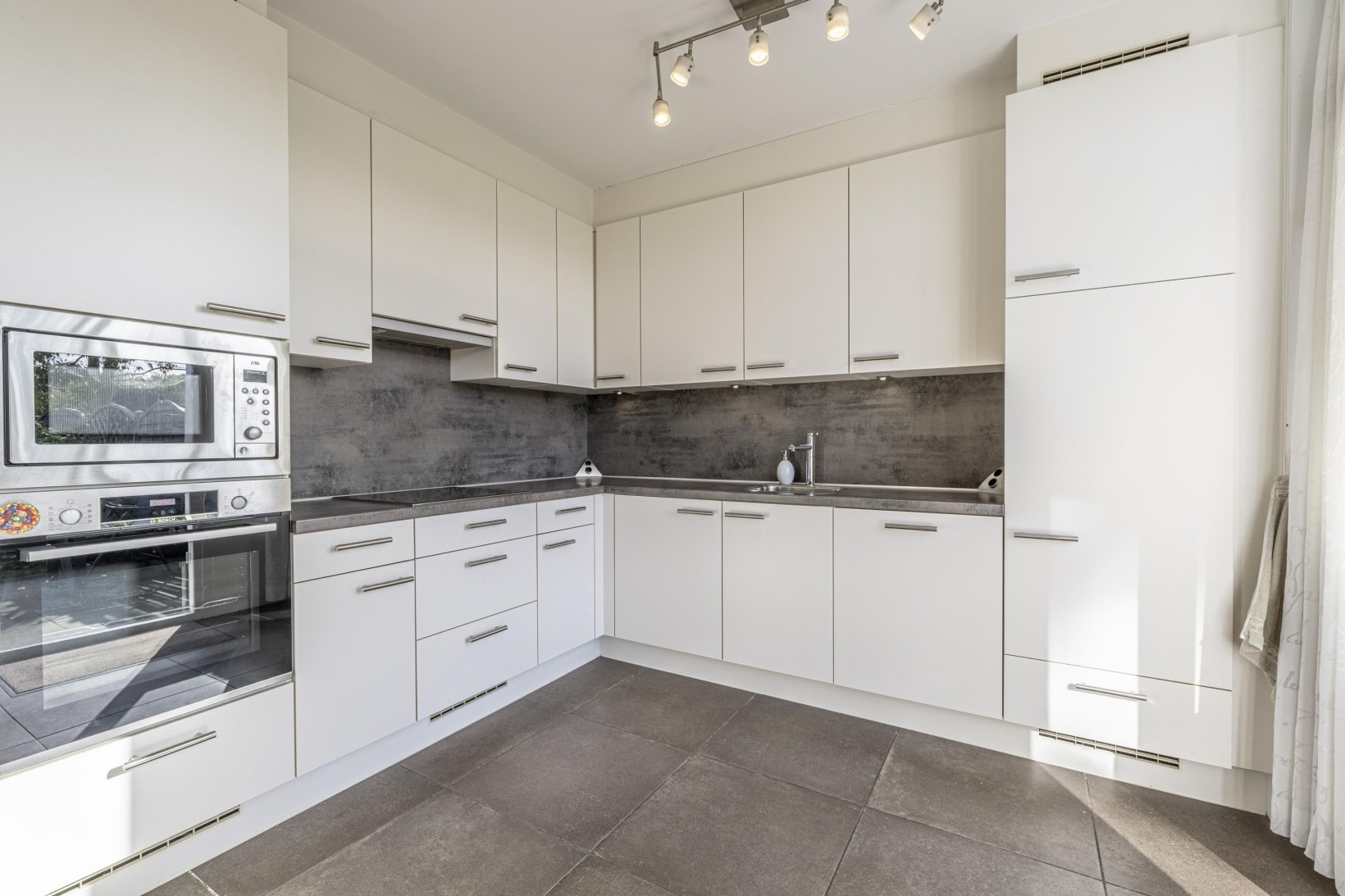 Twee-onder-één-kap te koop: Ridder van Dorpstraat 26, Nieuw-Beijerland