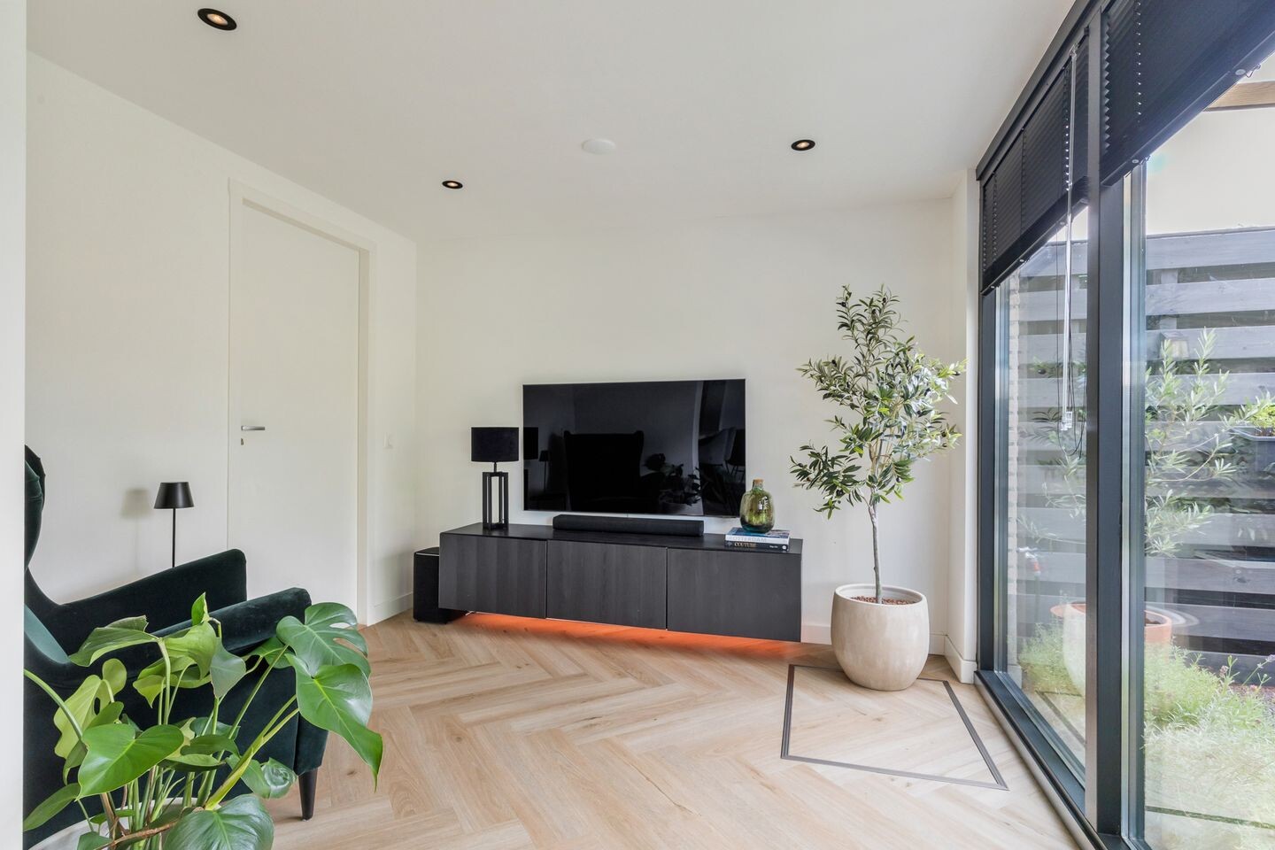 Tussenwoning te koop: Ambachtsherenlaan 18, Mijnsheerenland