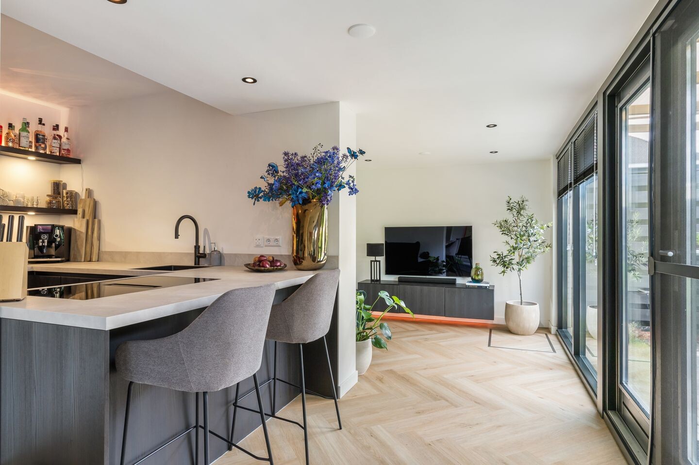 Tussenwoning te koop: Ambachtsherenlaan 18, Mijnsheerenland