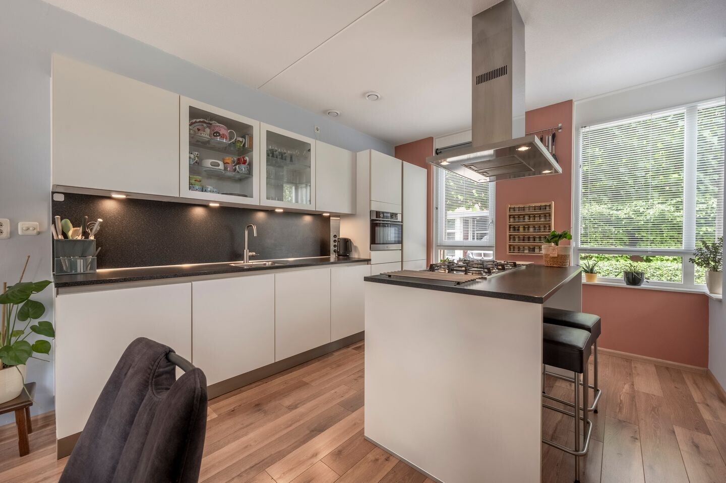 Hoekwoning te koop: Arie Jongekrijgstraat 2, Heinenoord