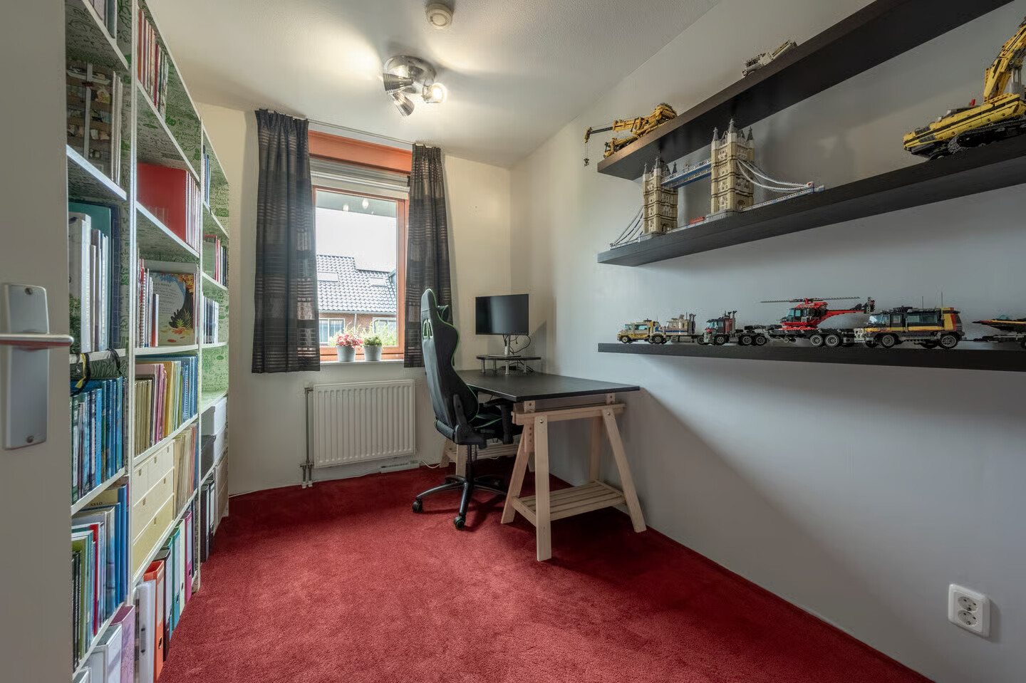 Hoekwoning te koop: Arie Jongekrijgstraat 2, Heinenoord