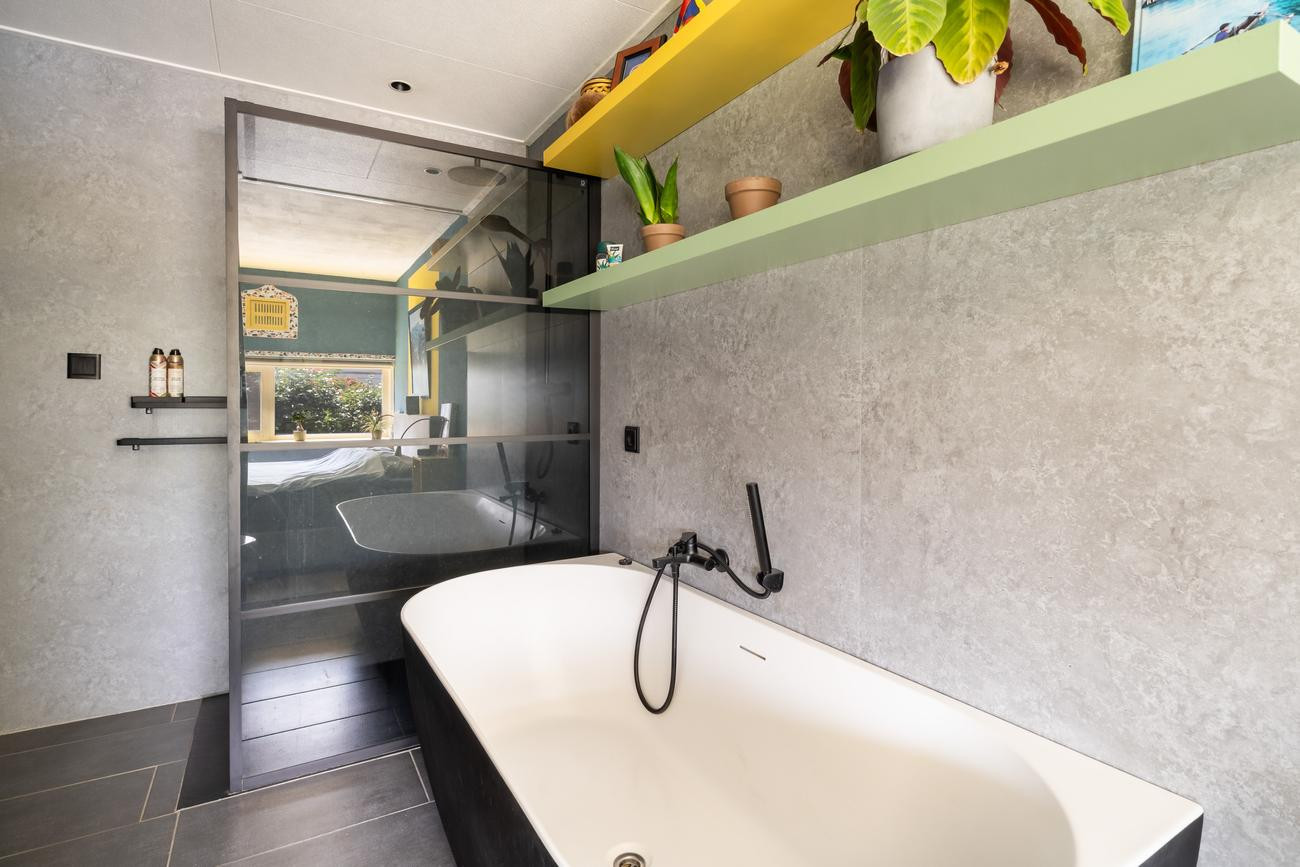 Tussenwoning te koop: Chris J. Walsonstraat 61, Dordrecht