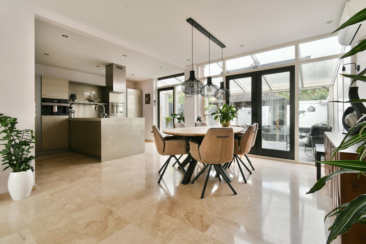 Tussenwoning te koop: Volkerakweg 54, Dordrecht