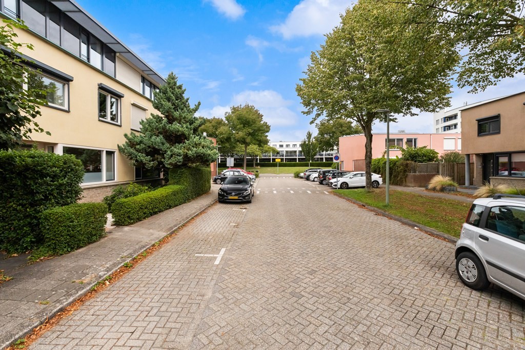 Tussenwoning te koop: Van Ravesteyn-erf 329, Dordrecht