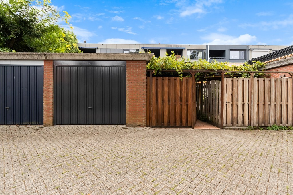 Tussenwoning te koop: Van Ravesteyn-erf 329, Dordrecht