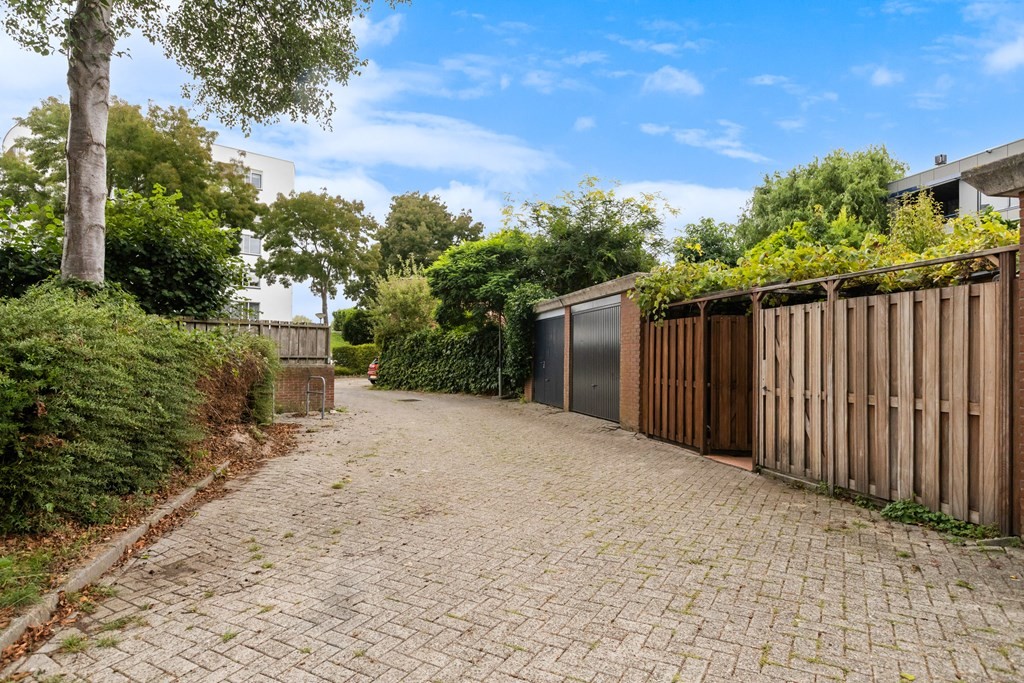 Tussenwoning te koop: Van Ravesteyn-erf 329, Dordrecht