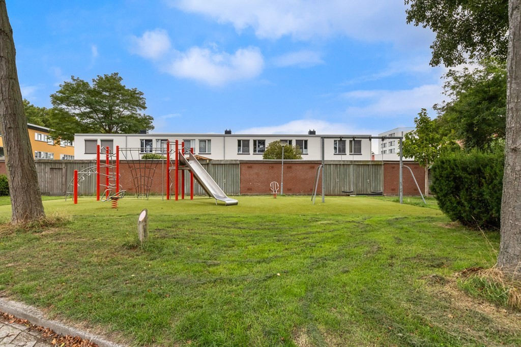 Tussenwoning te koop: Van Ravesteyn-erf 329, Dordrecht