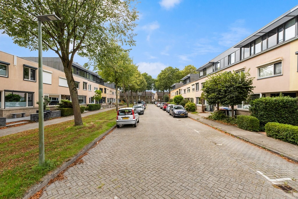 Tussenwoning te koop: Van Ravesteyn-erf 329, Dordrecht