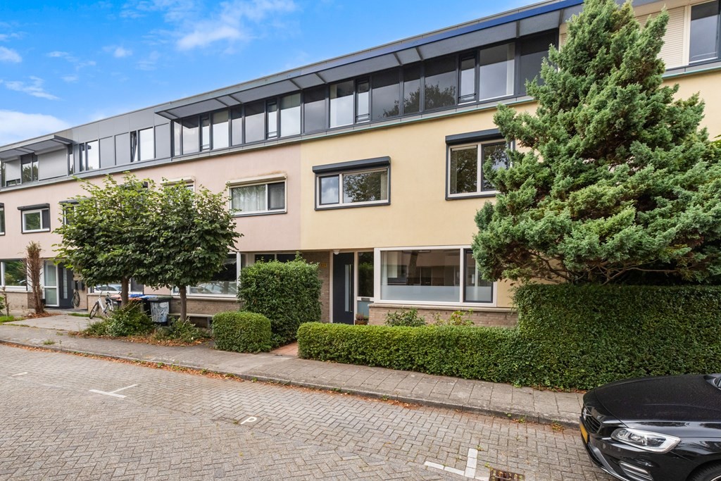 Tussenwoning te koop: Van Ravesteyn-erf 329, Dordrecht