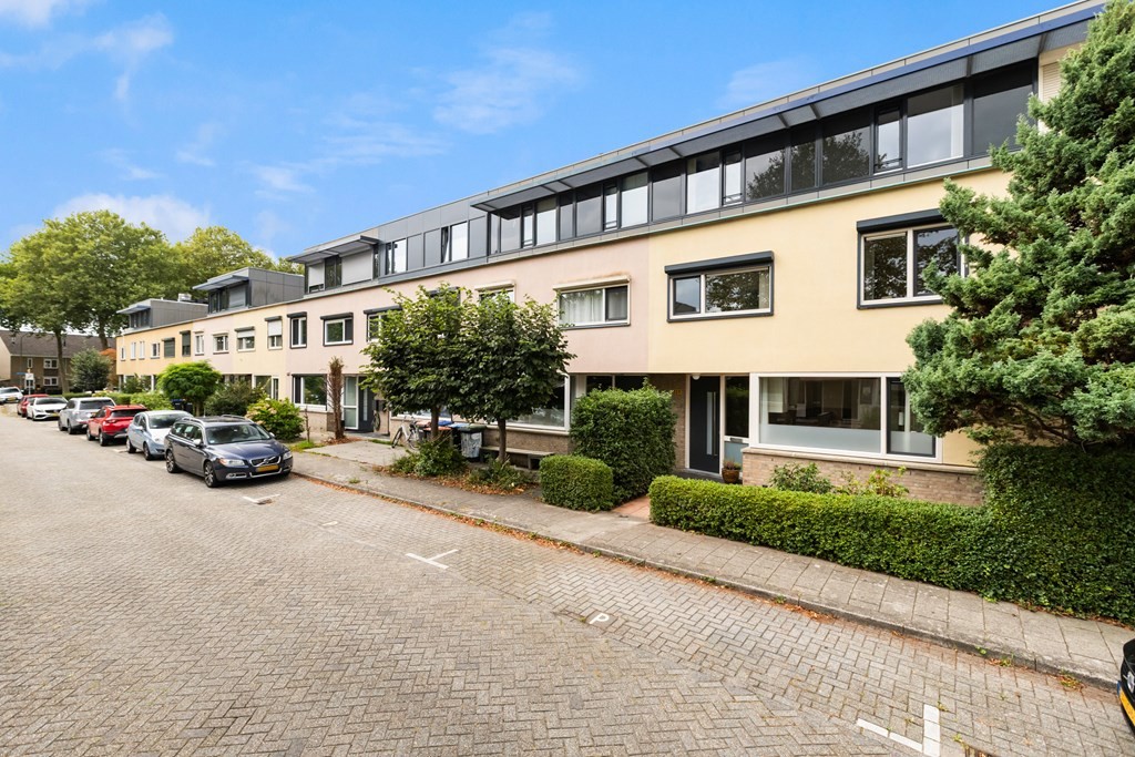 Tussenwoning te koop: Van Ravesteyn-erf 329, Dordrecht