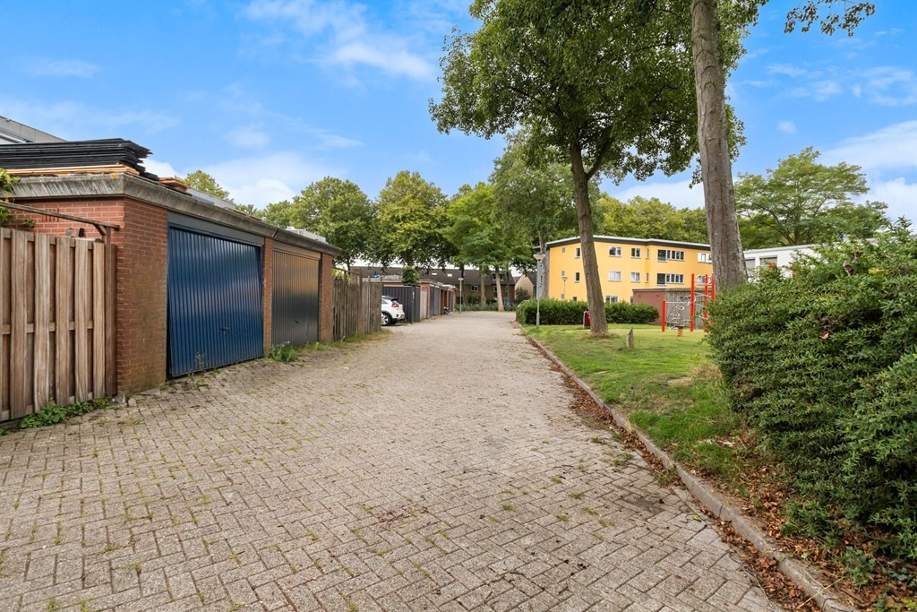 Tussenwoning te koop: Van Ravesteyn-erf 329, Dordrecht