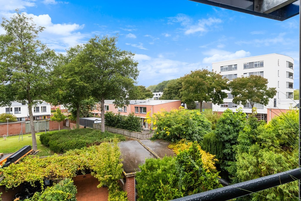 Tussenwoning te koop: Van Ravesteyn-erf 329, Dordrecht