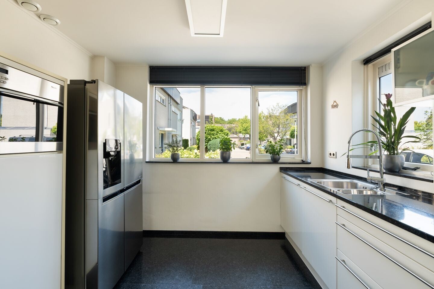 Tussenwoning te koop: Aletta Jacobs-erf 48, Dordrecht