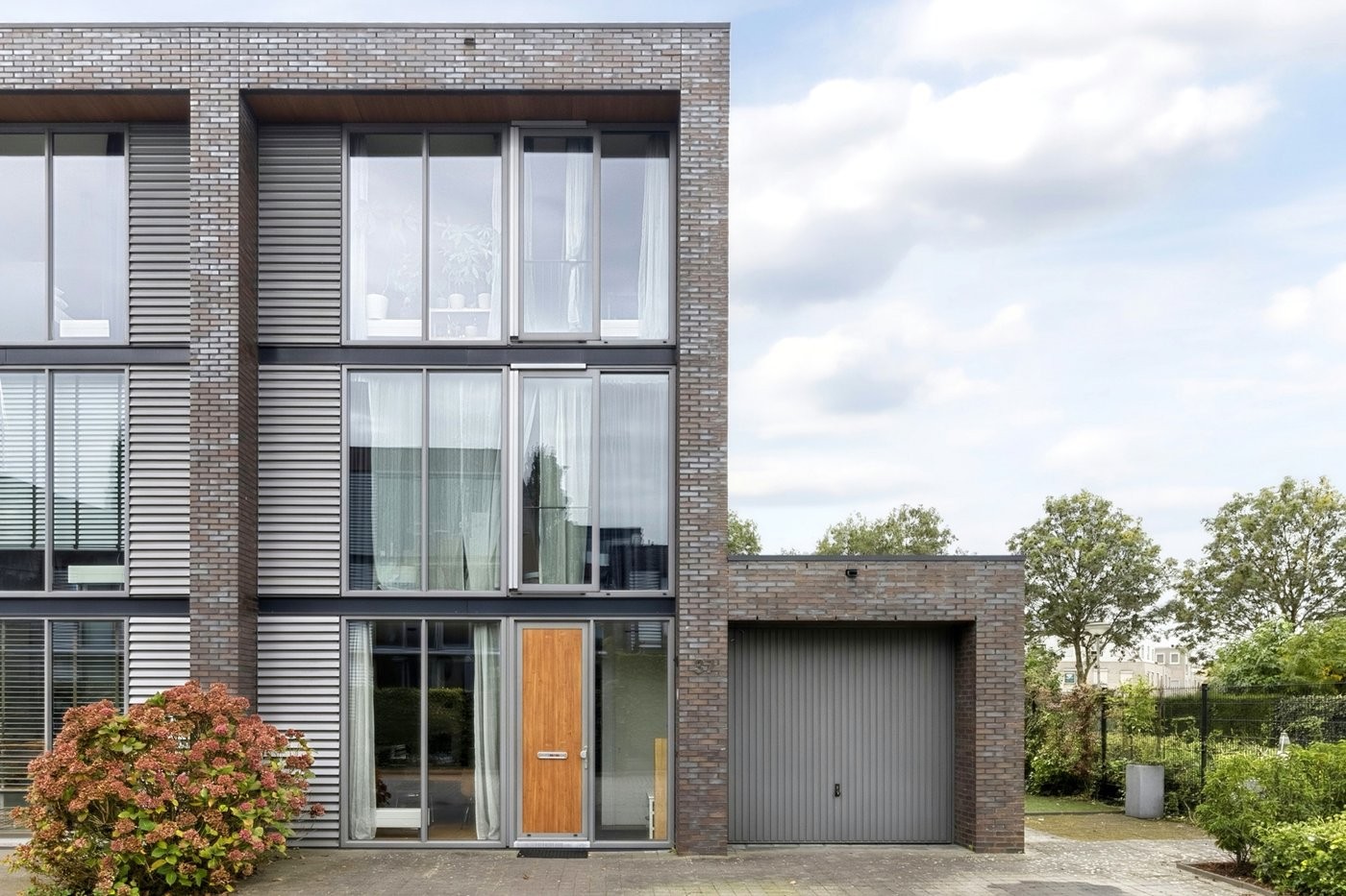 Twee-onder-één-kap te koop: Makoré 37, Dordrecht