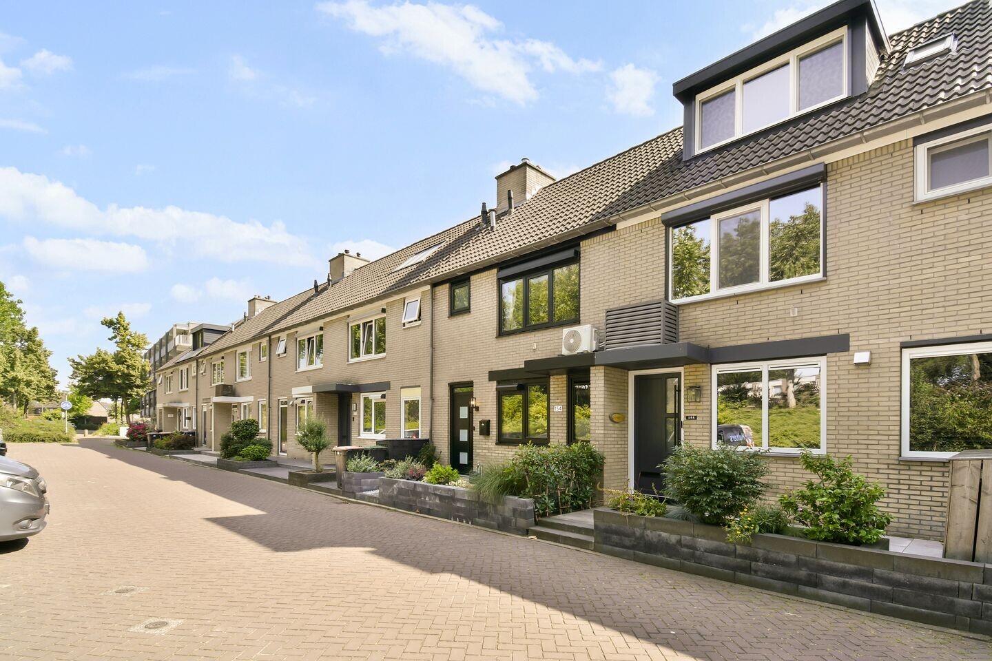 Tussenwoning te koop: Joke Smit-erf 154, Dordrecht
