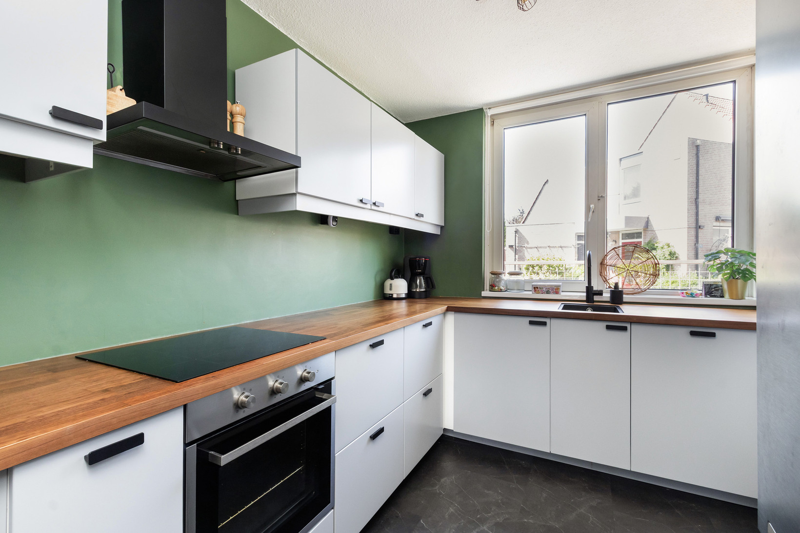 Hoekwoning te koop: Suze Groeneweg-erf 380, Dordrecht