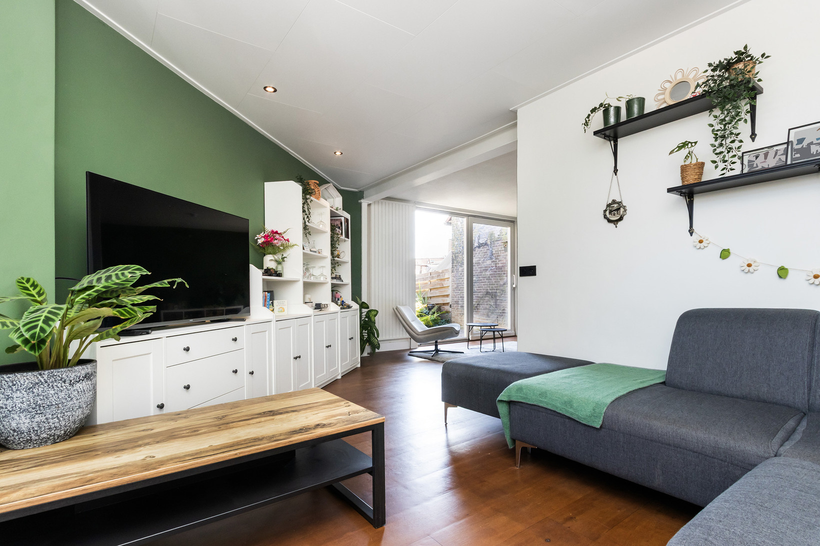 Hoekwoning te koop: Suze Groeneweg-erf 380, Dordrecht