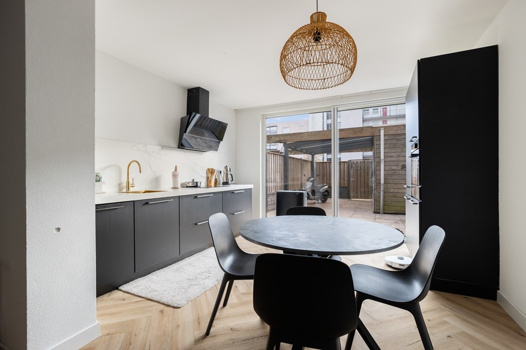 Tussenwoning te koop: Van Ewijckstraat 28, Dordrecht
