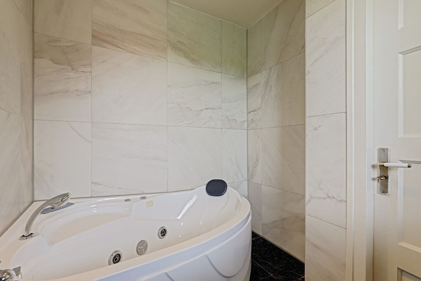 Hoekwoning te koop: Lodewijk van Nassaustraat 23, Zwijndrecht