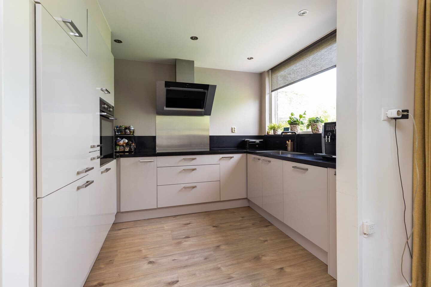 Tussenwoning te koop: van der Palmstraat 4, Zwijndrecht