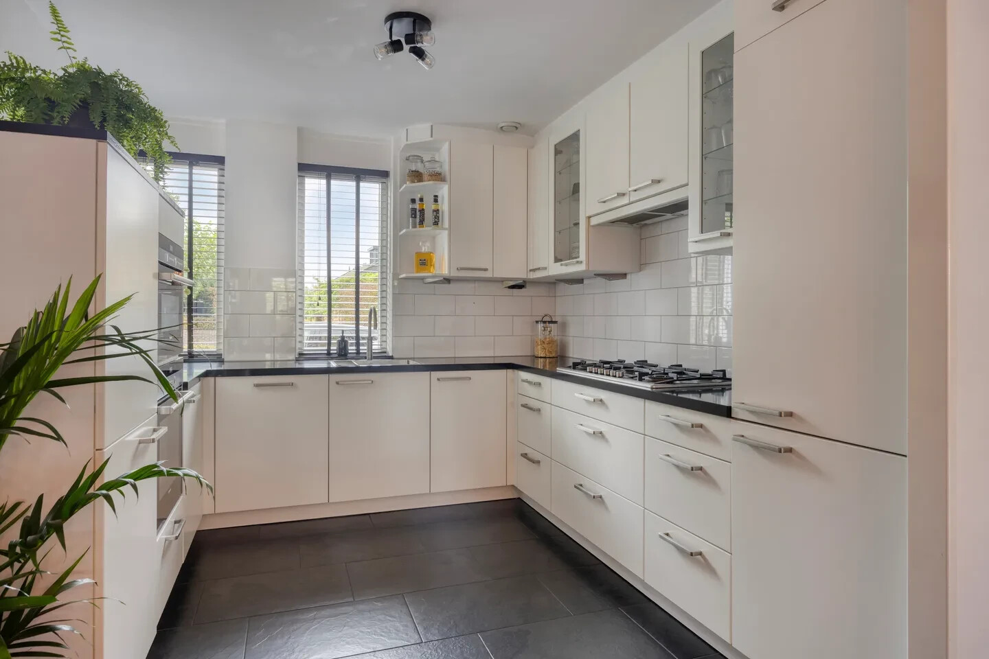 Tussenwoning te koop: Amandelgaarde 43, Hendrik-Ido-Ambacht
