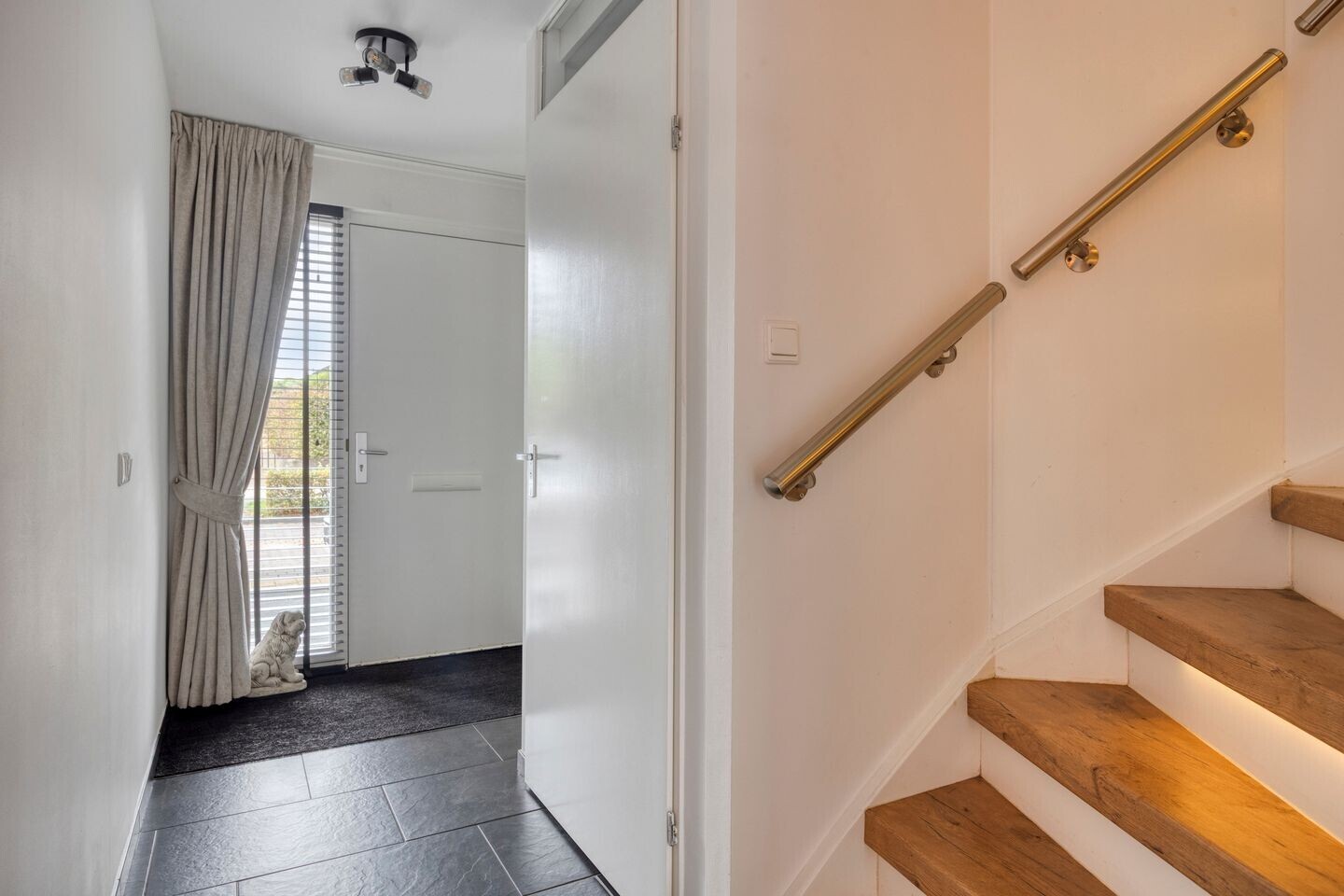 Tussenwoning te koop: Amandelgaarde 43, Hendrik-Ido-Ambacht