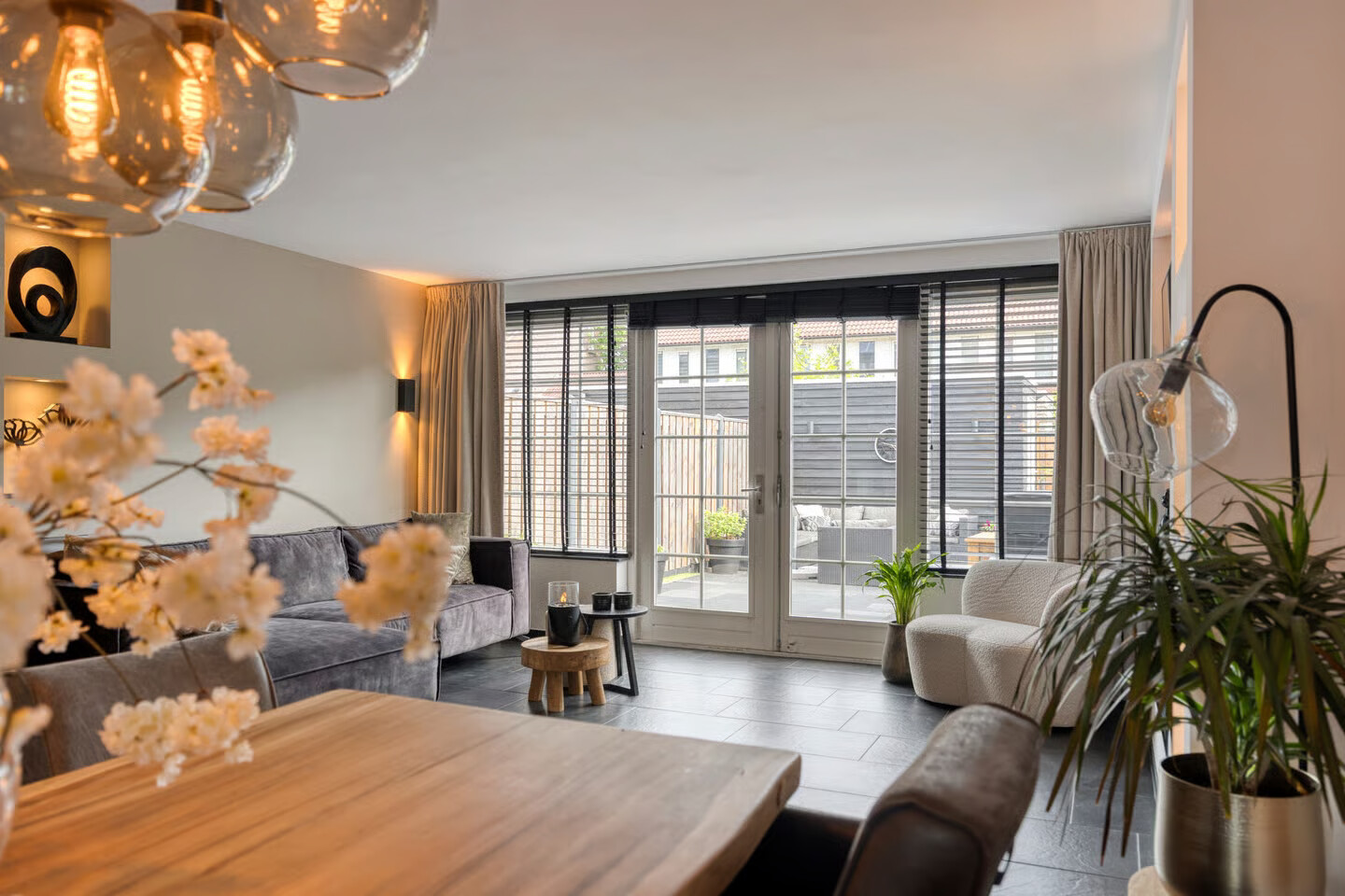 Tussenwoning te koop: Amandelgaarde 43, Hendrik-Ido-Ambacht