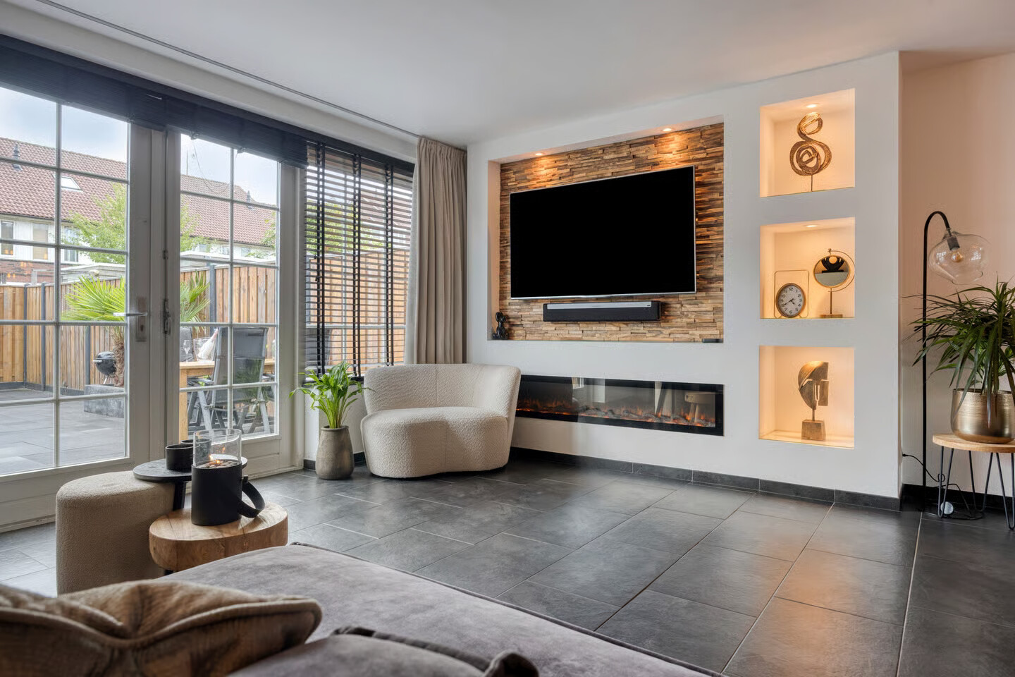 Tussenwoning te koop: Amandelgaarde 43, Hendrik-Ido-Ambacht