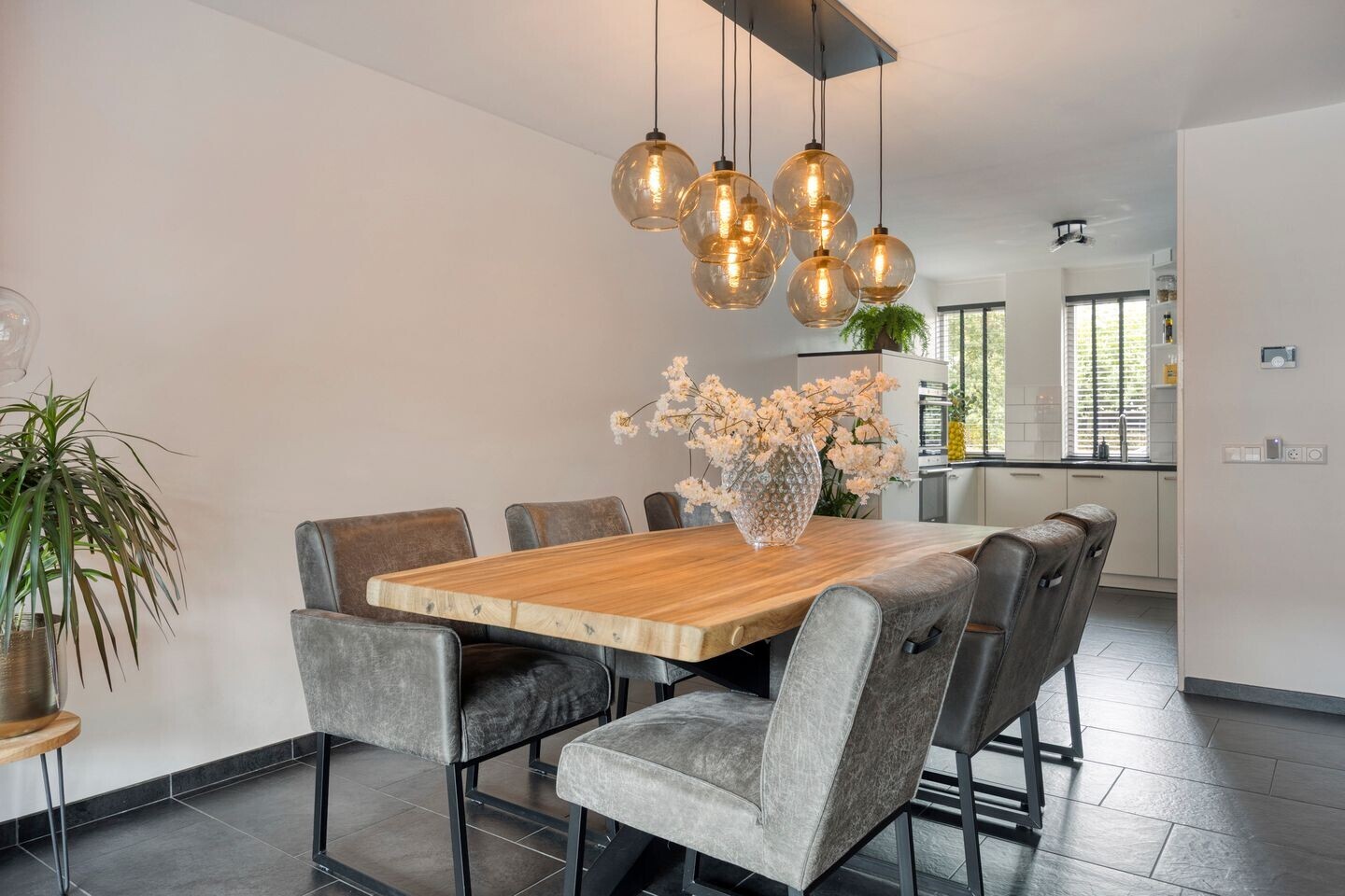 Tussenwoning te koop: Amandelgaarde 43, Hendrik-Ido-Ambacht