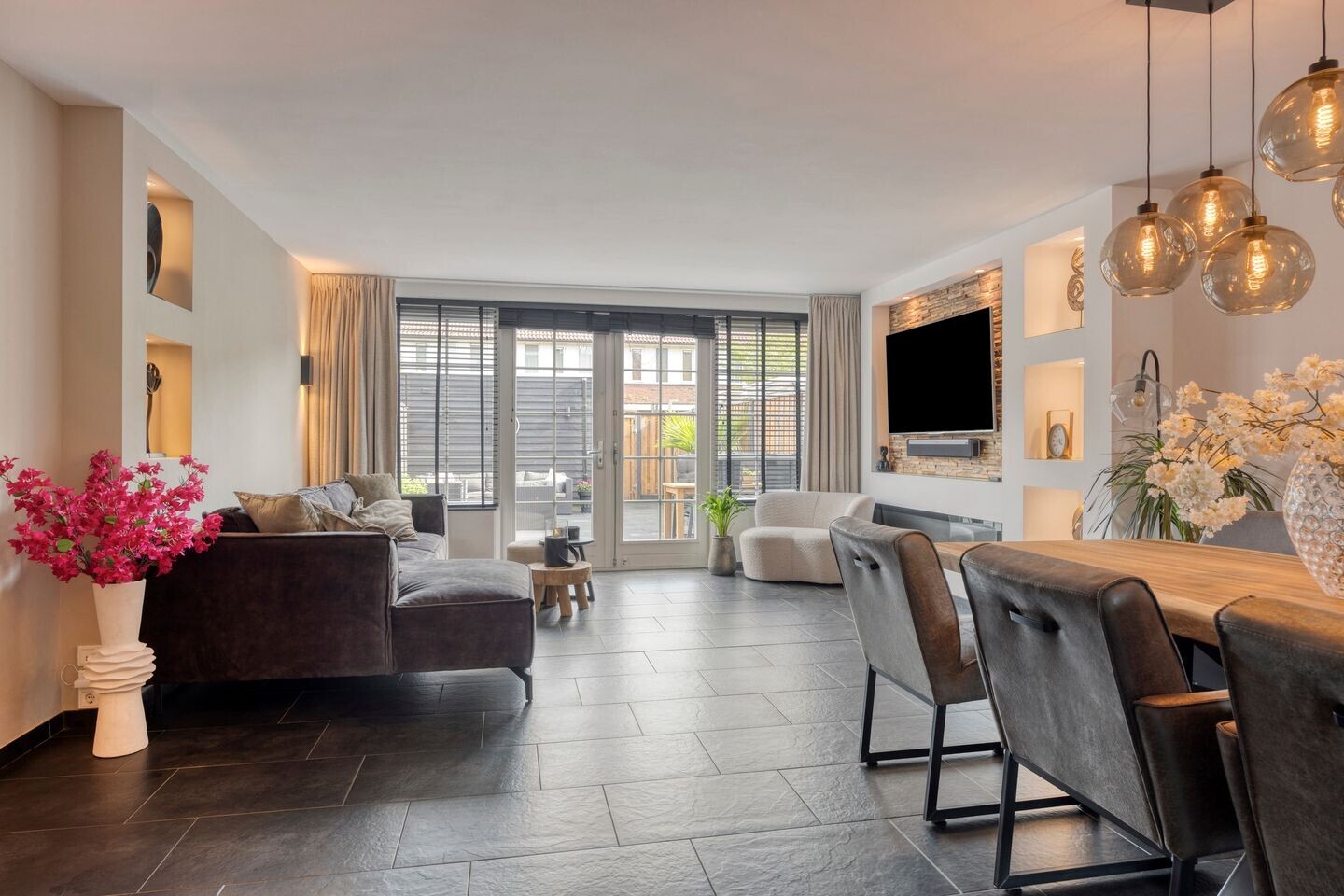 Tussenwoning te koop: Amandelgaarde 43, Hendrik-Ido-Ambacht