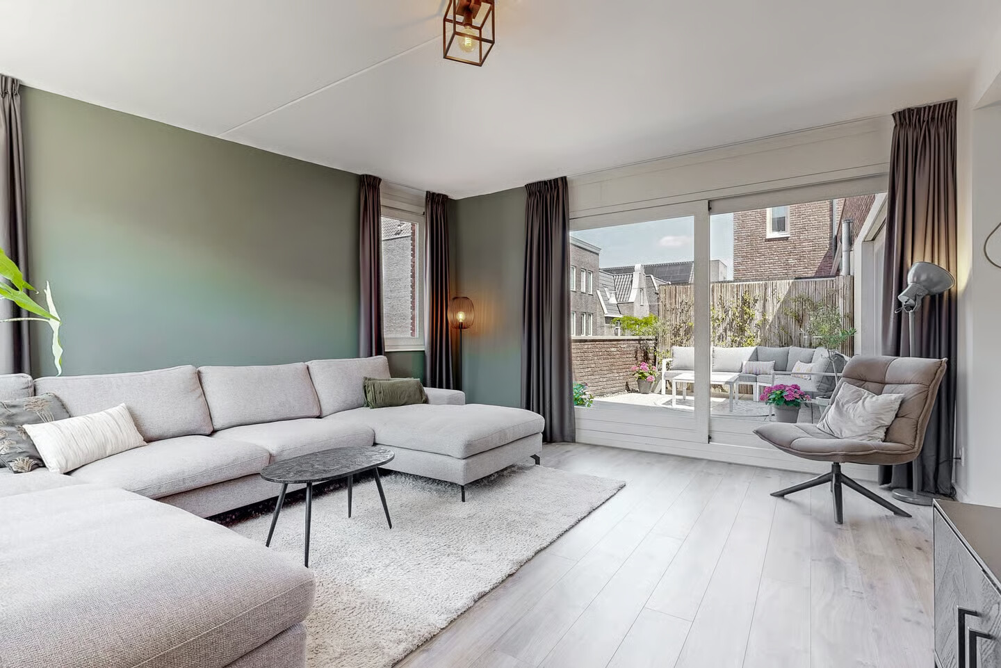 Tussenwoning te koop: Veluwemeer 272, Woerden