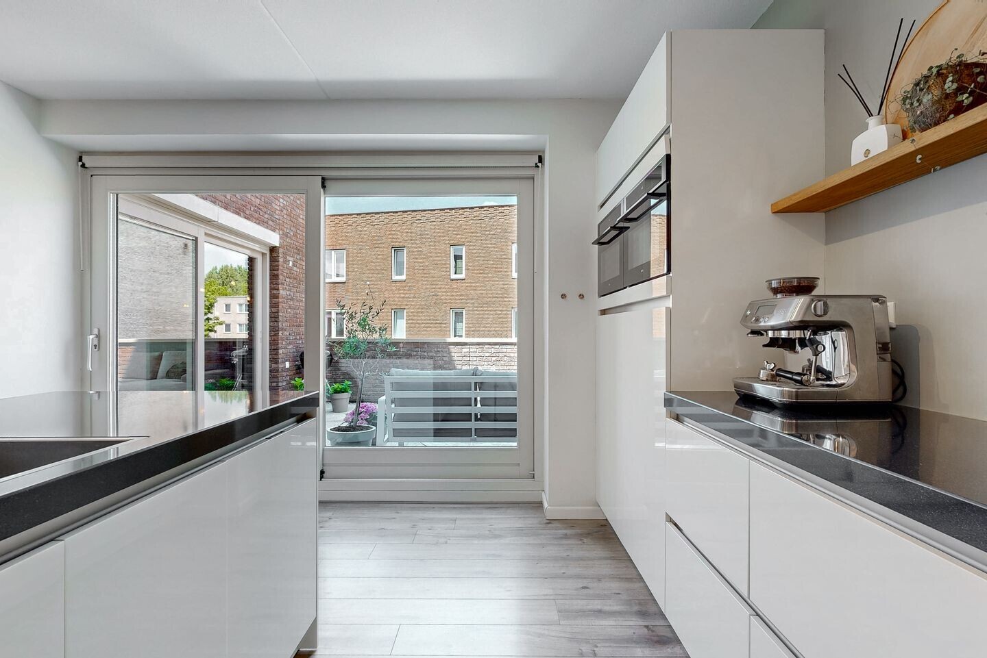 Tussenwoning te koop: Veluwemeer 272, Woerden