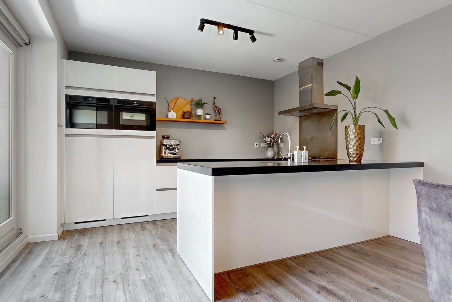 Tussenwoning te koop: Veluwemeer 272, Woerden
