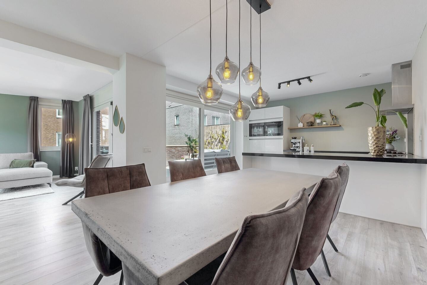 Tussenwoning te koop: Veluwemeer 272, Woerden