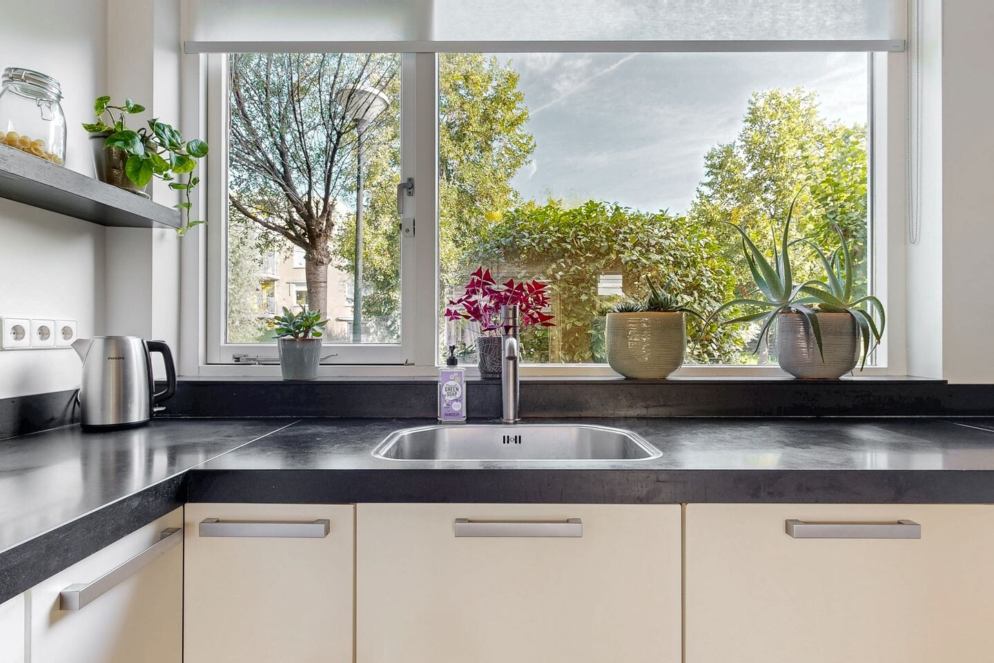 Tussenwoning te koop: Bottelroosweide 7, Woerden