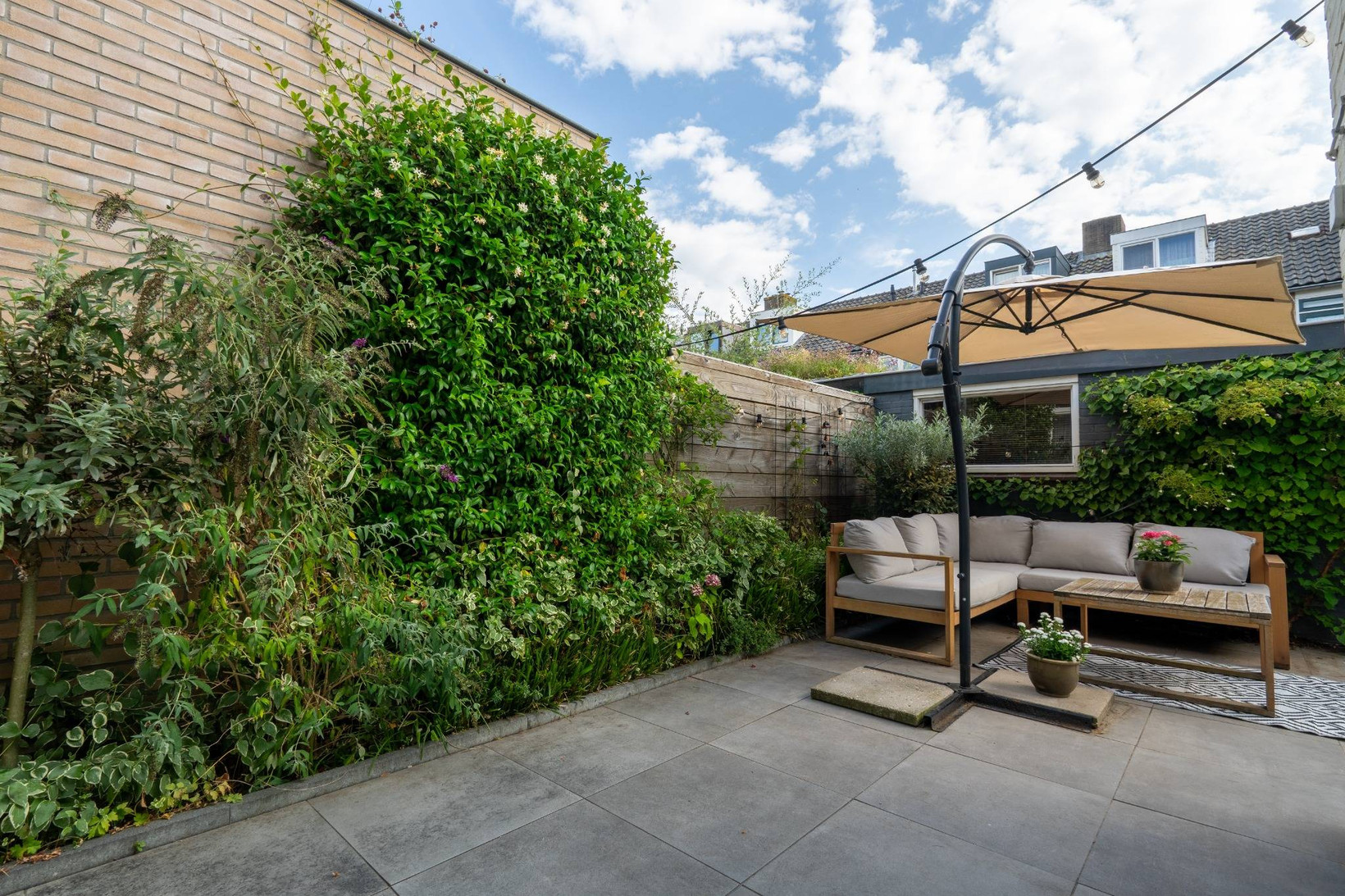 Tussenwoning te koop: Admiraal Helfrichstraat 11, De Meern