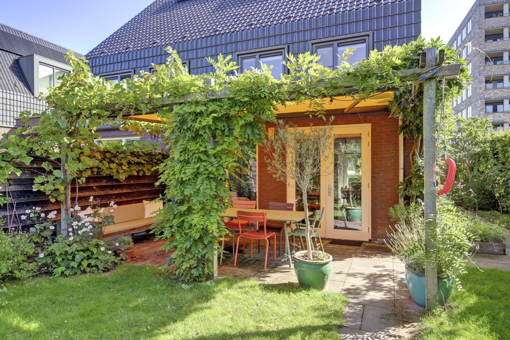 Twee-onder-één-kap te koop: Damraklaan 2, Utrecht